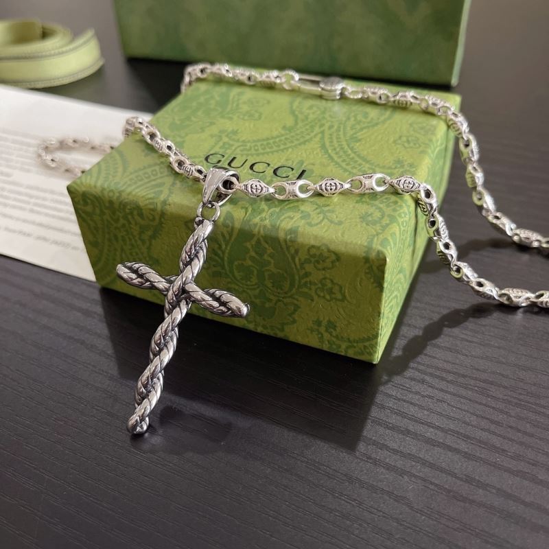 G*u*i necklaces